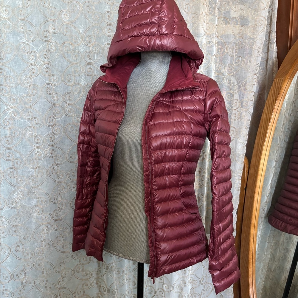 Lululemon Athletica Pack It Down jacket in  Burgundy/chianti  size 4